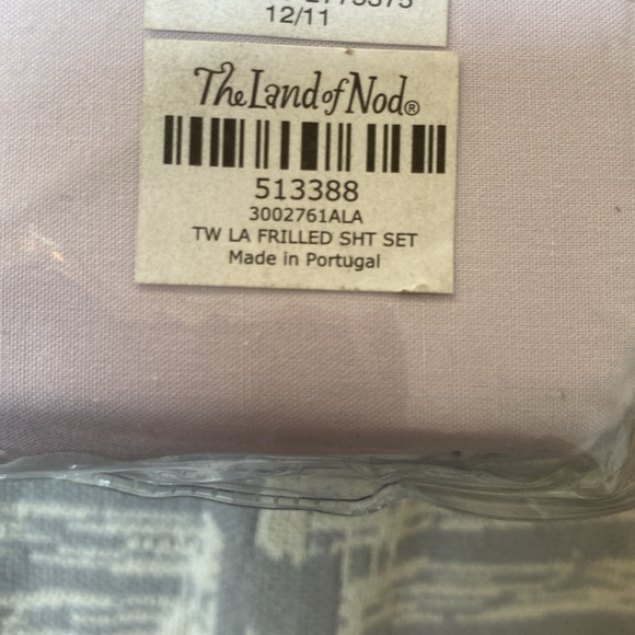 The land of Nod 100% cotton lilac sheet set TWIN - Picture 4 of 5